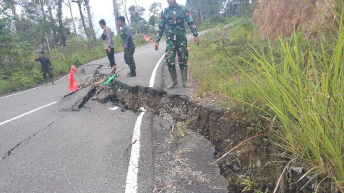 Hujan Lebat Sebabkan Jalan Geumpang-Meulaboh Aceh Amblas