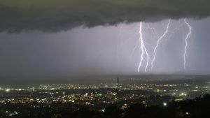 Prakiraan Cuaca Jakarta 03 Maret, Waspada Potensi Hujan Petir dan Angin Kencang