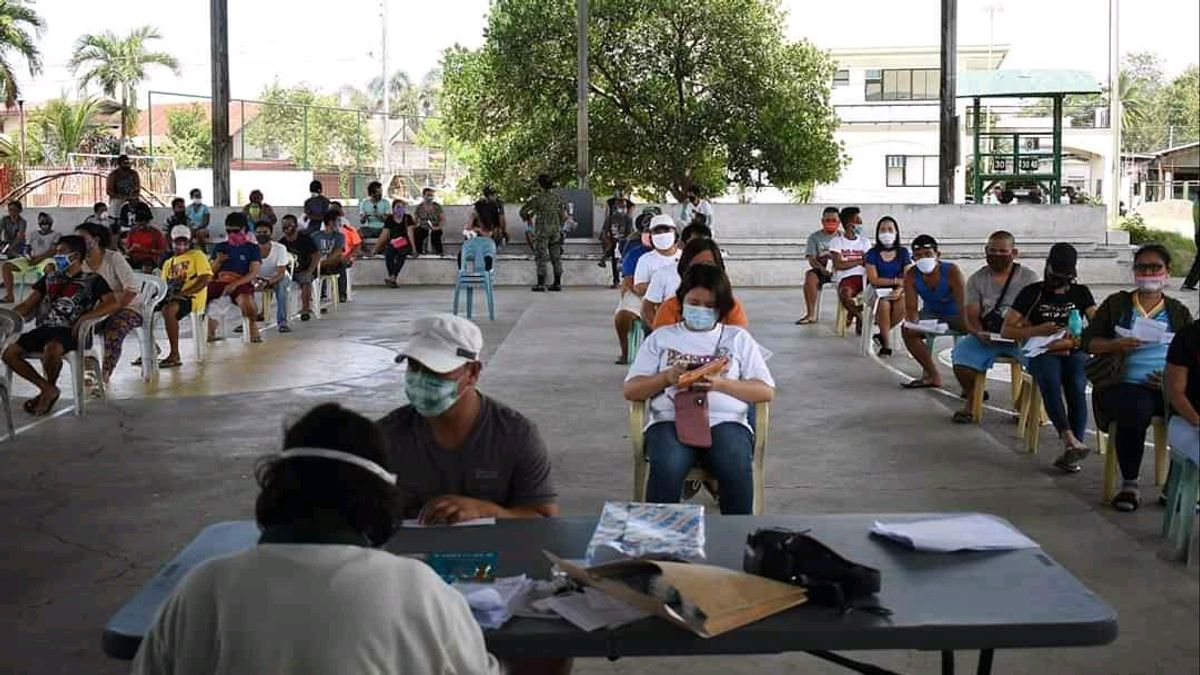 COVID-19 病例飙升，政府忽视：菲律宾卫生工作者举行抗议活动
