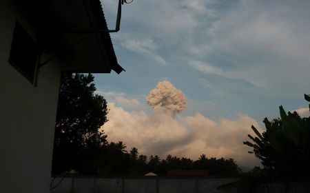 Status Waspada, PVMBG Catat Gunung Ibu di Maluku Utara Erupsi Lontarkan Abu Vulkanik  2,5 Kilometer