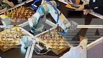 淘气的国际象棋机器人捏着俄罗斯一个国际象棋男孩的手，因为他的动作太快了