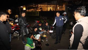 Arrêté par la police, ce jeune homme du Sukabumi prétend avoir amené le Celurit à la garde