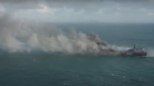 Kebakaran Kapal di Sri Lanka Bisa Ditangani, Bagaimana Dampaknya untuk Lautan yang Dipenuhi Racun?