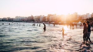 10 Pantai Paling Ramai di Dunia, Ada di Indonesia?