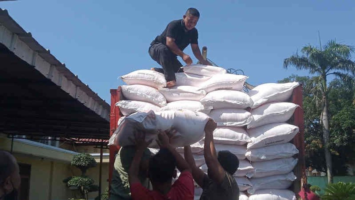 Polisi Kejar Sindikat Penyeleweng Pupuk Subsidi di Indramayu