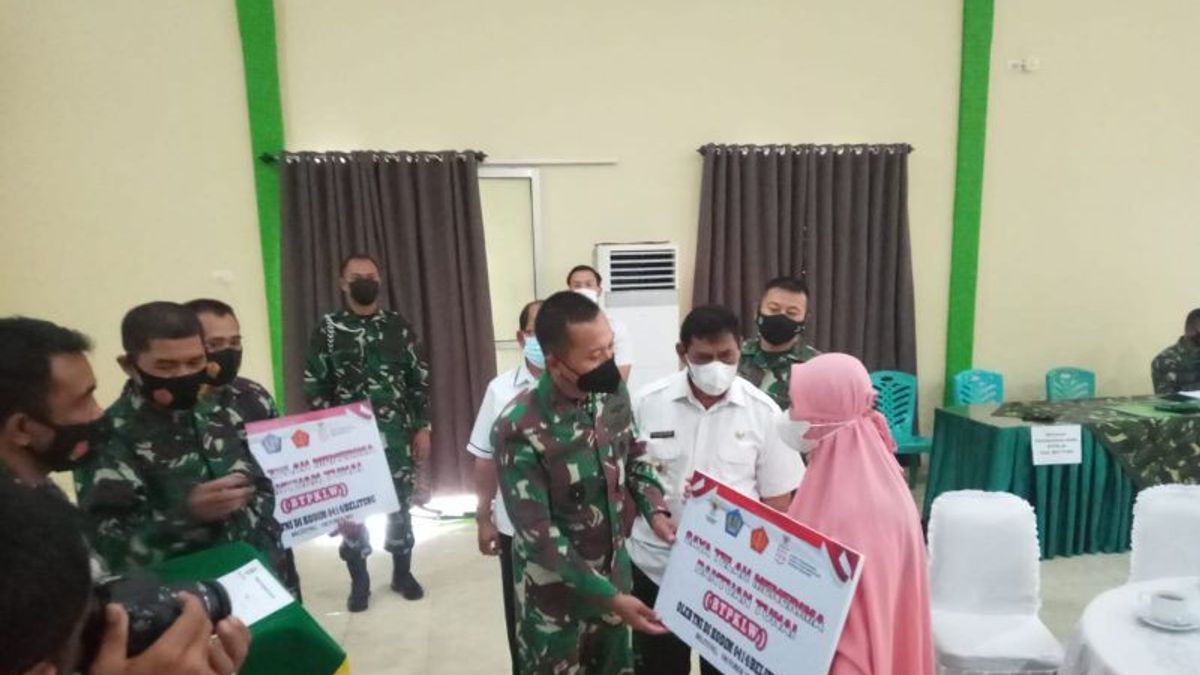 TNI Berikan BLT kepada 1.328 PKL dan Pemilik Warung di Pulau Belitung 