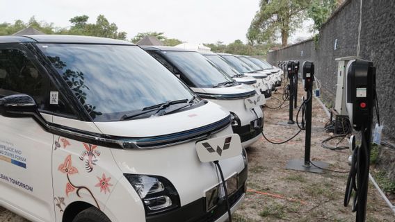 Dilengkapi Motif Batik, 100 Wuling Air ev Menjadi Official Car Partner KTT AIS 2023