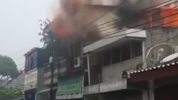 Warung Soto A été Dévoré Par Le Feu, La Mère Et L’enfant Ont Rejoint Le Feu, Mais Pas Tué