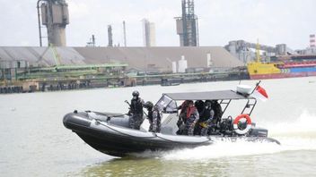 The Indonesian Navy Removed A 7 Meter Sea Rider At The 79th Anniversary Of The TNI's Alutsista In Palembang