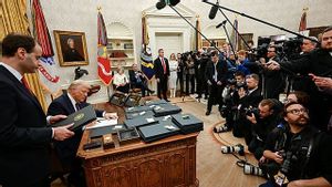 Trump Teken Perintah Hukum Negara yang Menahan Warga AS