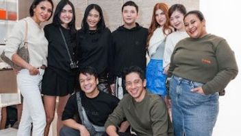 カジュアル衣装コレクションを通じて、このブランドは若者が社会的ネットワークを拡大する機会を提供します