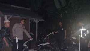 悲惨逃跑时,Kepergok Hendak Tawuran,一辆帮派成员摩托车被运往Parung警察局