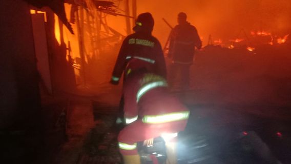 Bangunan Semi Permanen di Komplek Imigrasi Tangerang Terbakar