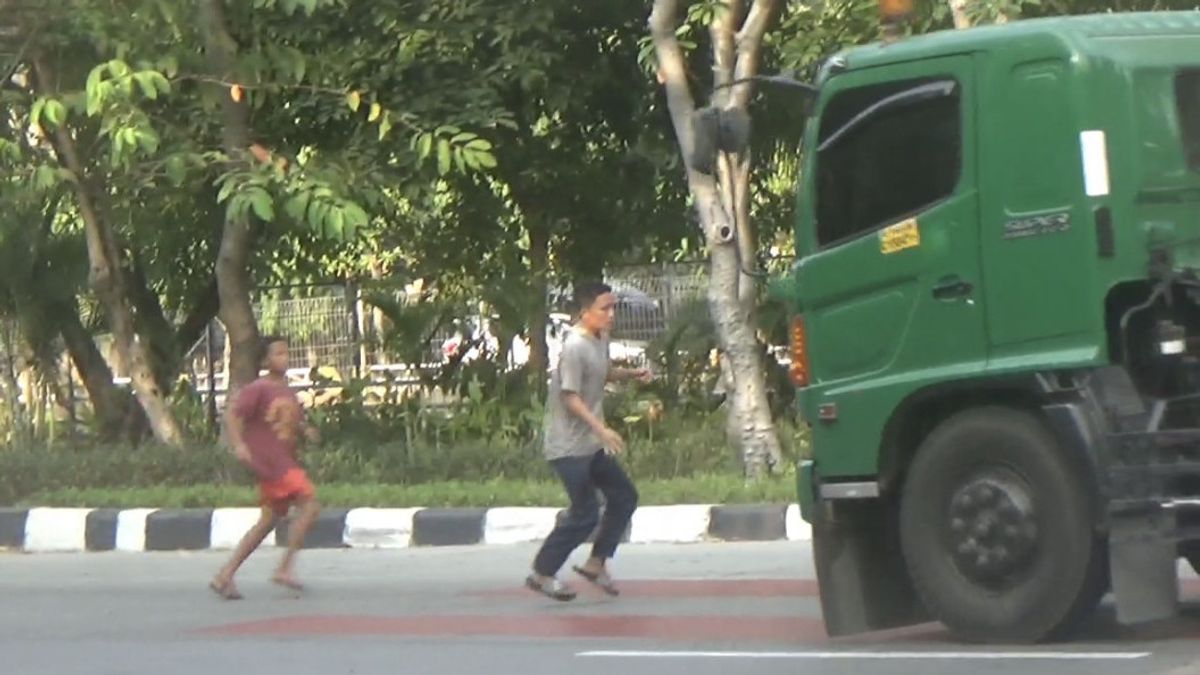 Tanjung Priok Residents Are Furious To See Teenagers Desperate To Adang Trucks For Content