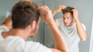 ليس فقط النساء ، ولكن الرجال يحتاجون إلى إرشادات خاصة لعلاج الشعر لمنع تلف الحلاقة