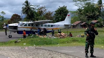 Rem Blong, Asian One Aircraft At Kenyam Papua Airport Mountains To Outside The Track