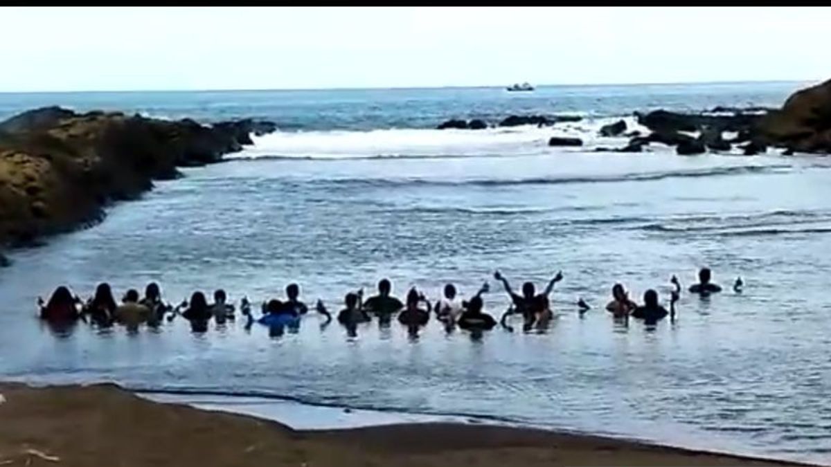 Ritual Kepercayaan Kejawen Trimurti di Pantai Watu Ulo Jember Dibubarkan Polisi