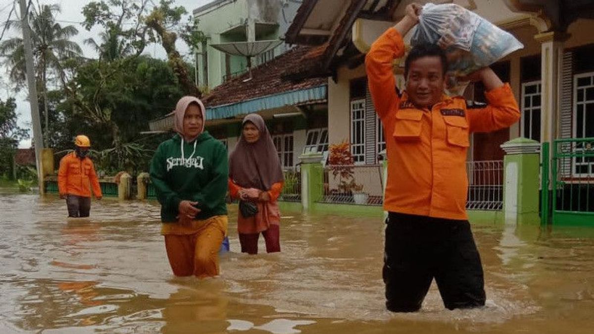 2 نهر في قرية تانجونج ساري يفيض ، غمرت المياه 624 منزلا من سكان تاسيكمالايا