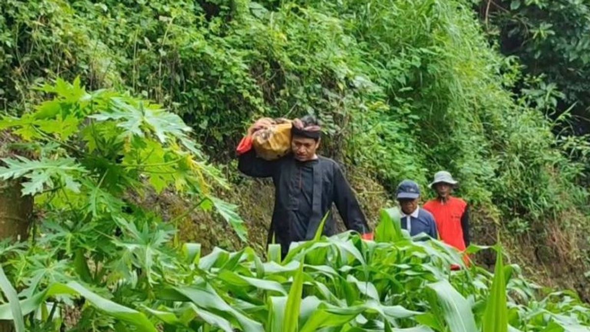 Residents Of The Ponorogo Indigenous Citizens Hold The Alms Of Earth Ahead Of The Tanam Season Arrive