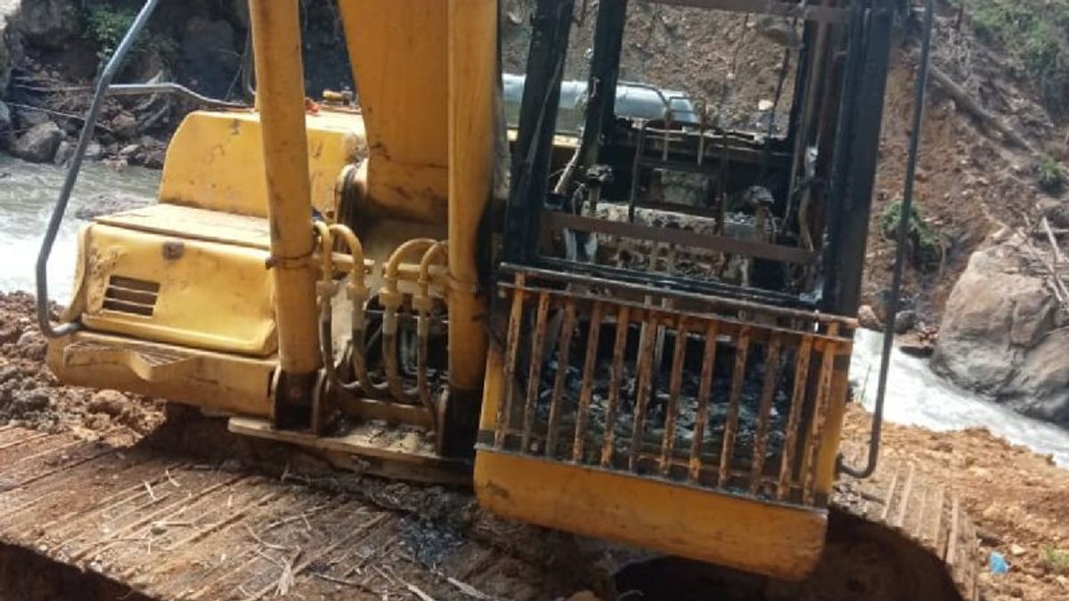 Intan Jaya Central Papua Building Bridge的挖掘机被KKB烧毁,警方仍在调查中