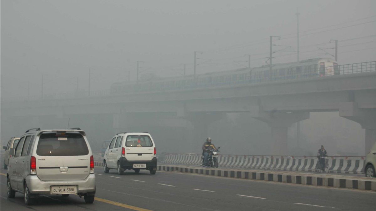 La brume provoque des perturbations dans les vols et les chemins de train dans le Nouveau Delhi, Inde