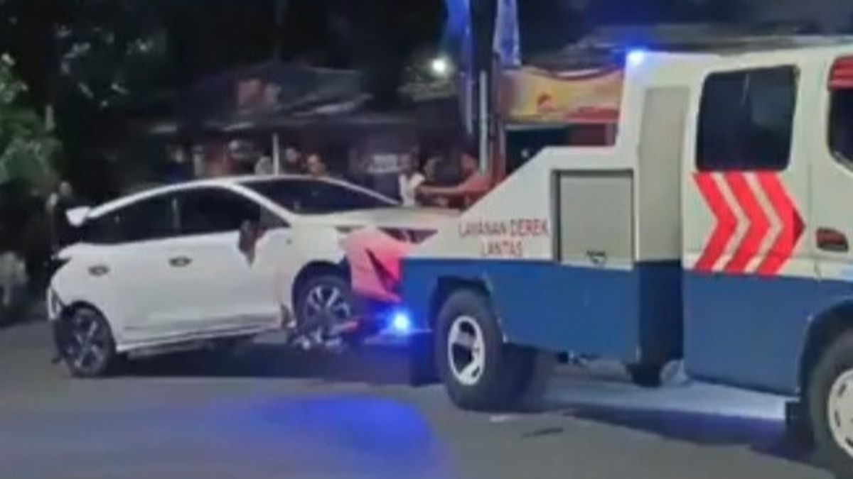 White Toyota Yaris Falls Freely To Kali KBT Cakung, It Turns Out That The Driver Is Sleepy