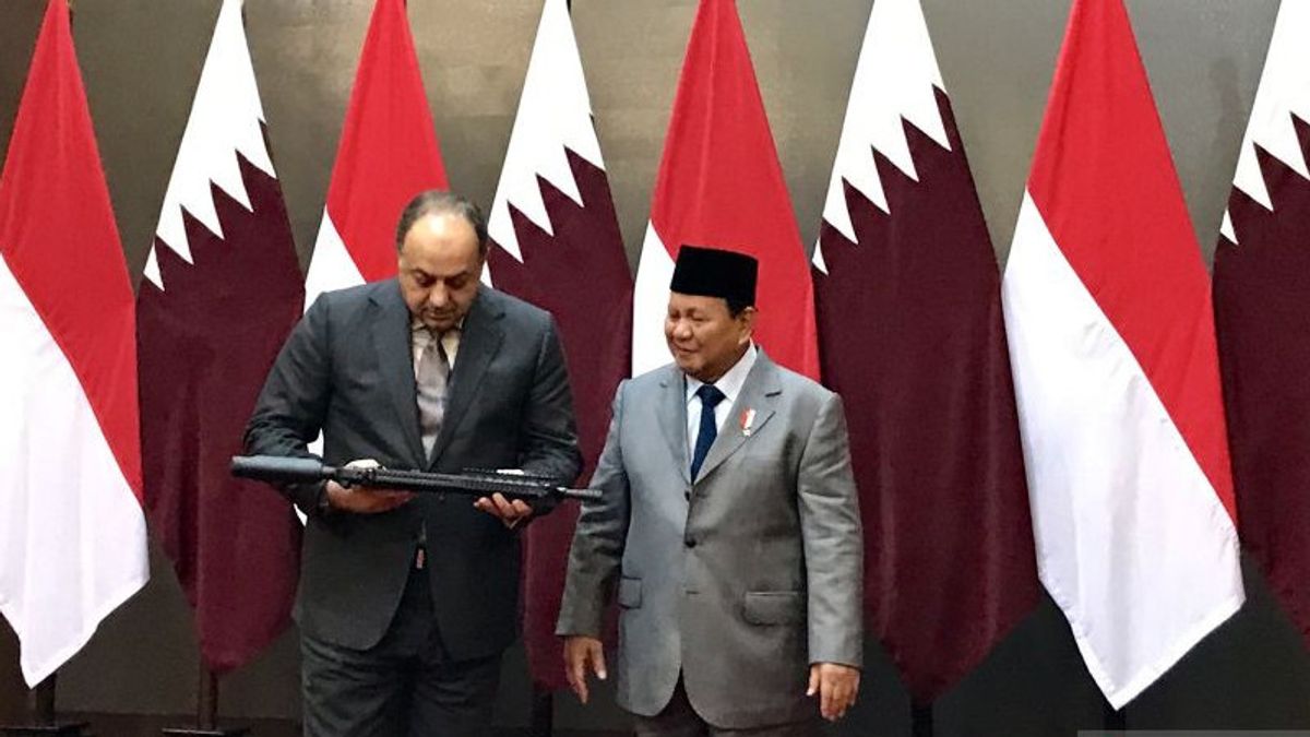 Prabowo Gives Pindad SS2-V5 A1 Assault Rifle As A Souvenir For Defense Minister Qatar