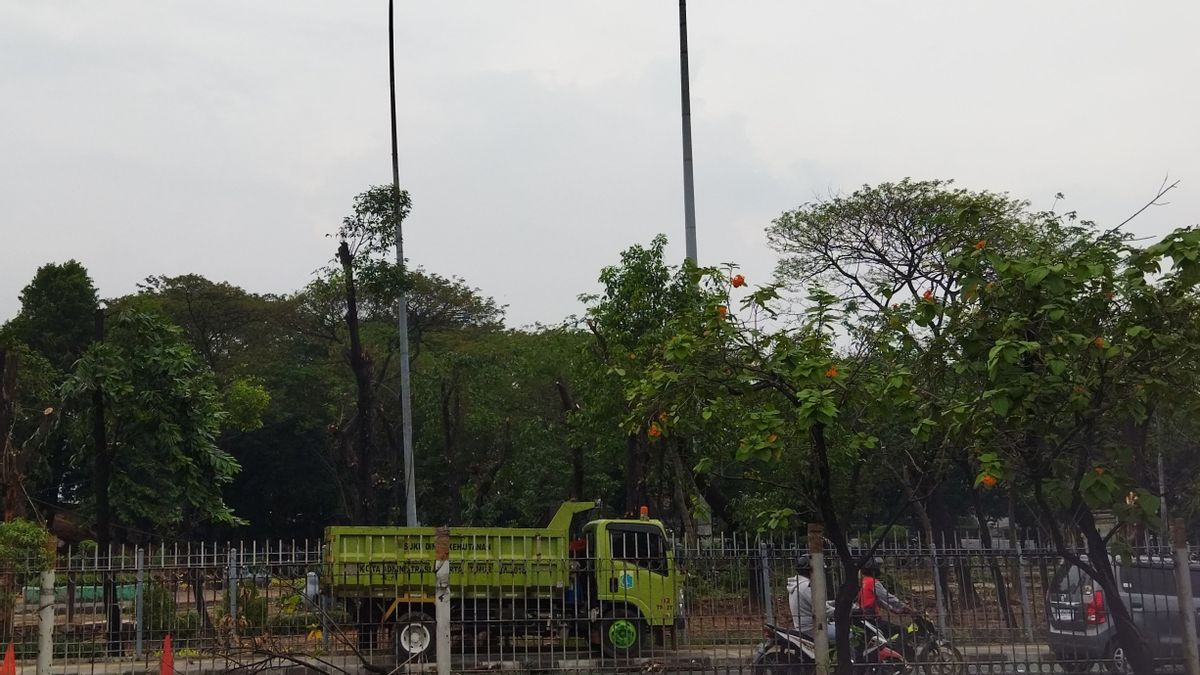 L’anticipation du Tumbang Trees, 14 travailleurs de PJLP font des travaux à la RTH Duren Sawit