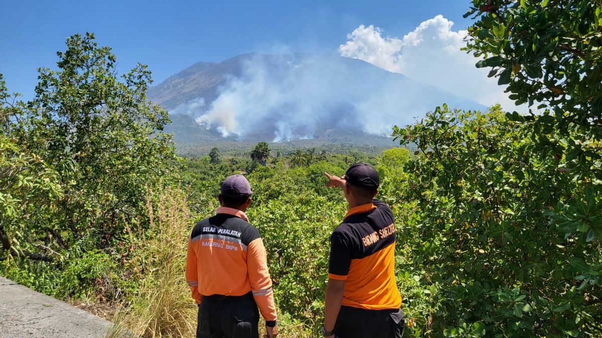 The Slope Of Mount Agung Is Still On Fire, Forest Field Difficults Firefighters