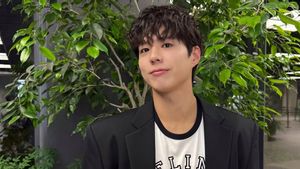 Punya Lisensi, Park Bo Gum Jadi Tukang Cukur di Desa