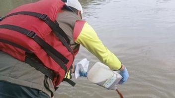 1 500 litres d'Ecoenzym ont été dissous dans Cisadane pour lutter contre la pollution