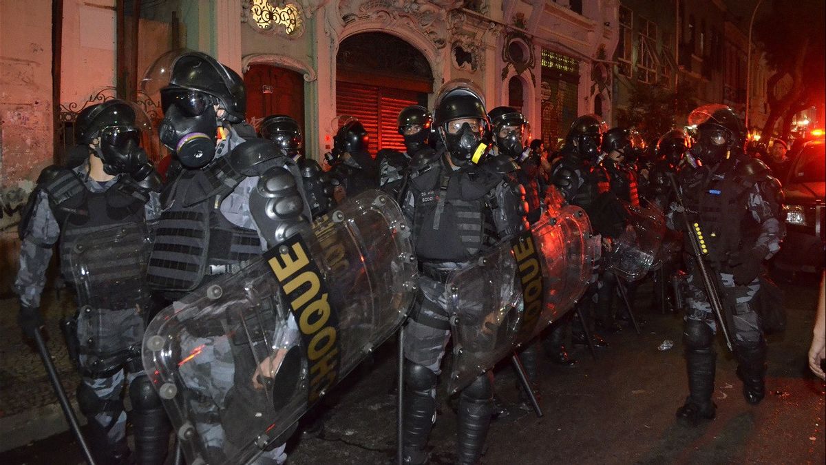 巴西在首都突袭后向博尔索纳罗支持者营地部署防暴警察