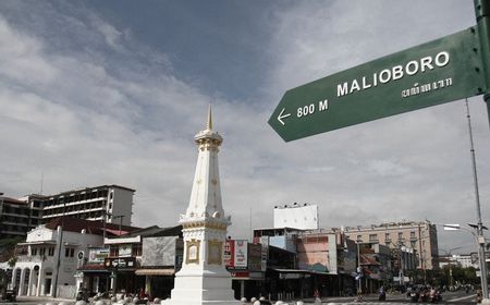 Viral Perempuan Hampir Tertabrak saat Foto di Tugu Jogja, Pemkot Ingatkan Wisatawan Berhati-hati