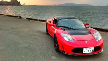 8 سنوات من السيارات غير القادمة ، تم إرجاع مشتري Tesla Roadster مقابل 828 مليون روبية إندونيسية