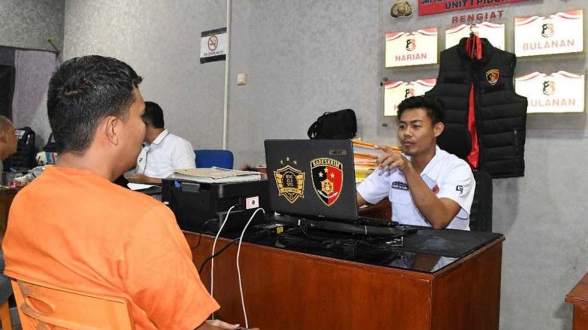 باندا آتشيه - ألقي القبض على موظف متجر في آتشيه بتهمة بيع 224 هاتفا محمولا بقيمة 904 مليون روبية إندونيسية