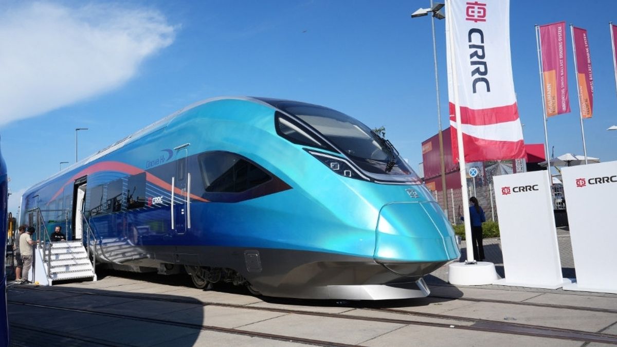 China Launches CINOVA H2 Hydrogen Train At InnoTrans 2024