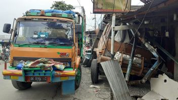 Failed Brake, Truck Hits 4 Houses In Medan