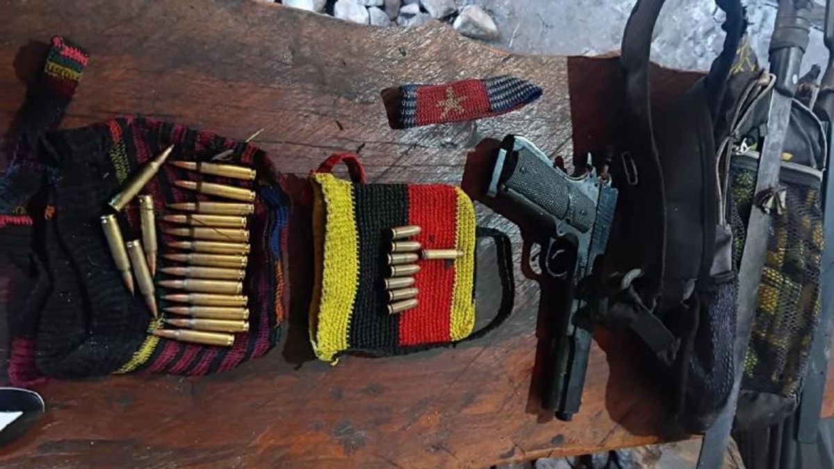 دورية كوبس التابعة ل TNI Habema تحمي الأسلحة المملوكة ل KKB Wame