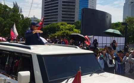 Presiden Prabowo Naik Maung Garuda Warna Putih Sapa Masyarakat di Jalan Sudirman