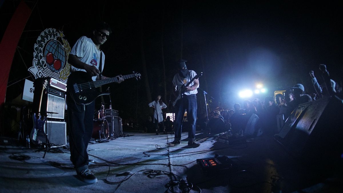 Cherrypop Festival 2023 Day 1: Local Band Unjuk Capability, Local Residents Provide Parking Fields