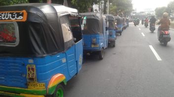 قبل عيد استقلال جمهورية إندونيسيا ، يشكو سائق باجاج من اقتصاد الصغار