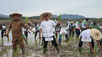 大統領首席補佐官モエルドコがシンケップ島に農業のための新しい土地を開設