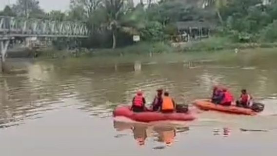 تانجيرانج - لا تزال BPBD Tangerang تبحث عن رجل مفقود بعد القفز إلى نهر سيسادان لأنه طارد من قبل رجال العصابات