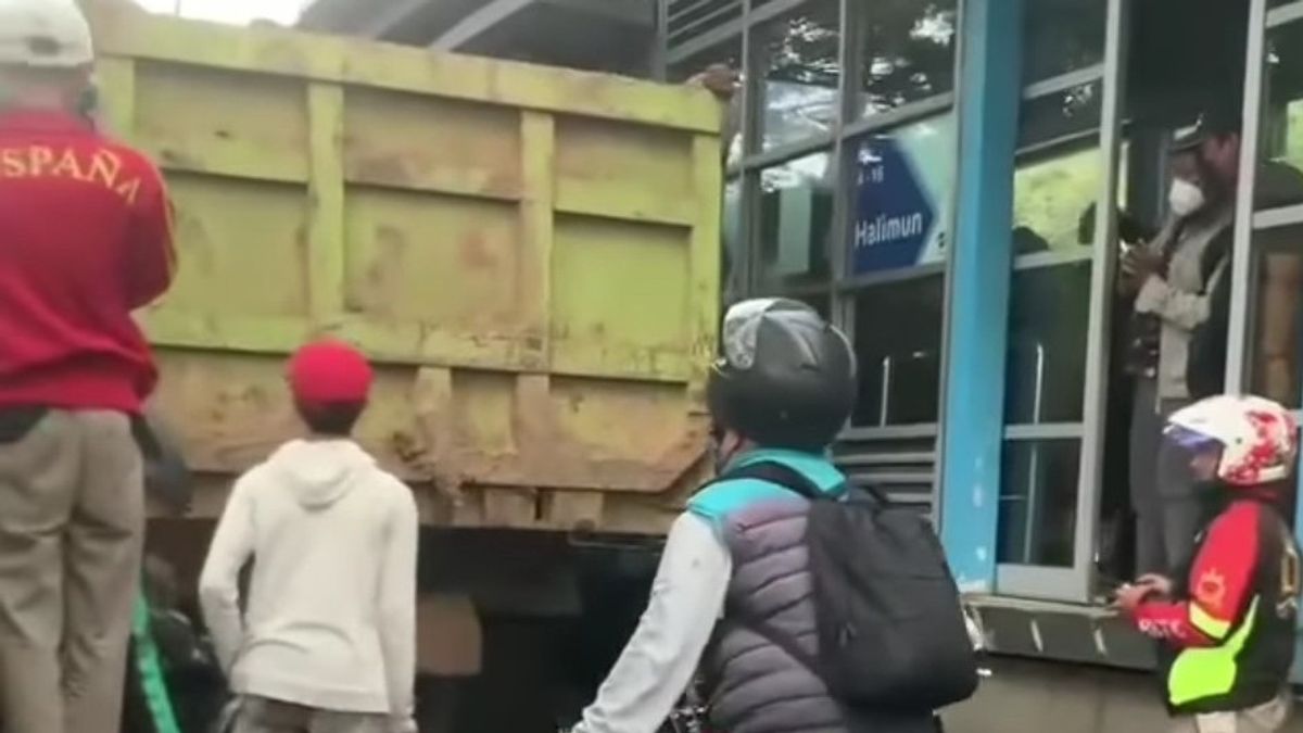 Due To The Wind Brakes Running Out, Two Motorbikes Were Hit By A Dump Truck In Front Of The South Jakarta Setiabudi Bus Stop