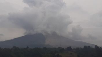 熱い雲でシナブン山噴火は1,000メートル離れて観察