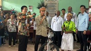 Wapres Gibran Beri Sepeda ke Siswa Manokwari Pandai Berhitung ala 'Gasing' 