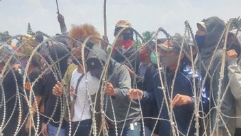 Aksi Lempar Batu Warnai Demo UU Cipta Kerja di Bandar Lampung