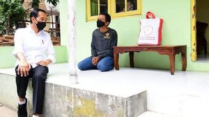 Duduk Lesehan di Teras Rumah Warga Cirebon, Jokowi Ingatkan Disiplin Protokol Kesehatan