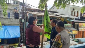 Polisi Copot Bendera Ormas FBR dan Pemuda Pancasila di Tanah Abang