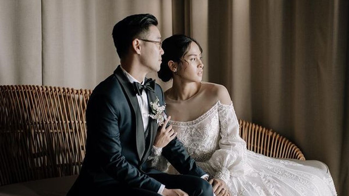 Wearing White Clothes, Take A Peek At 7 Portraits Of Maudy Ayunda And Jesse Choi's Wedding Reception In Bali